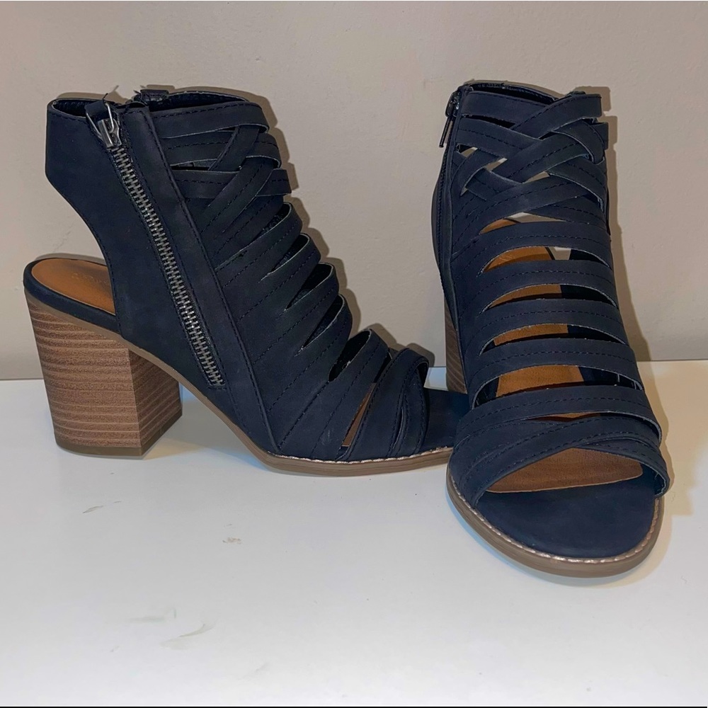 NWB - Universal Thread ELDA Sandals